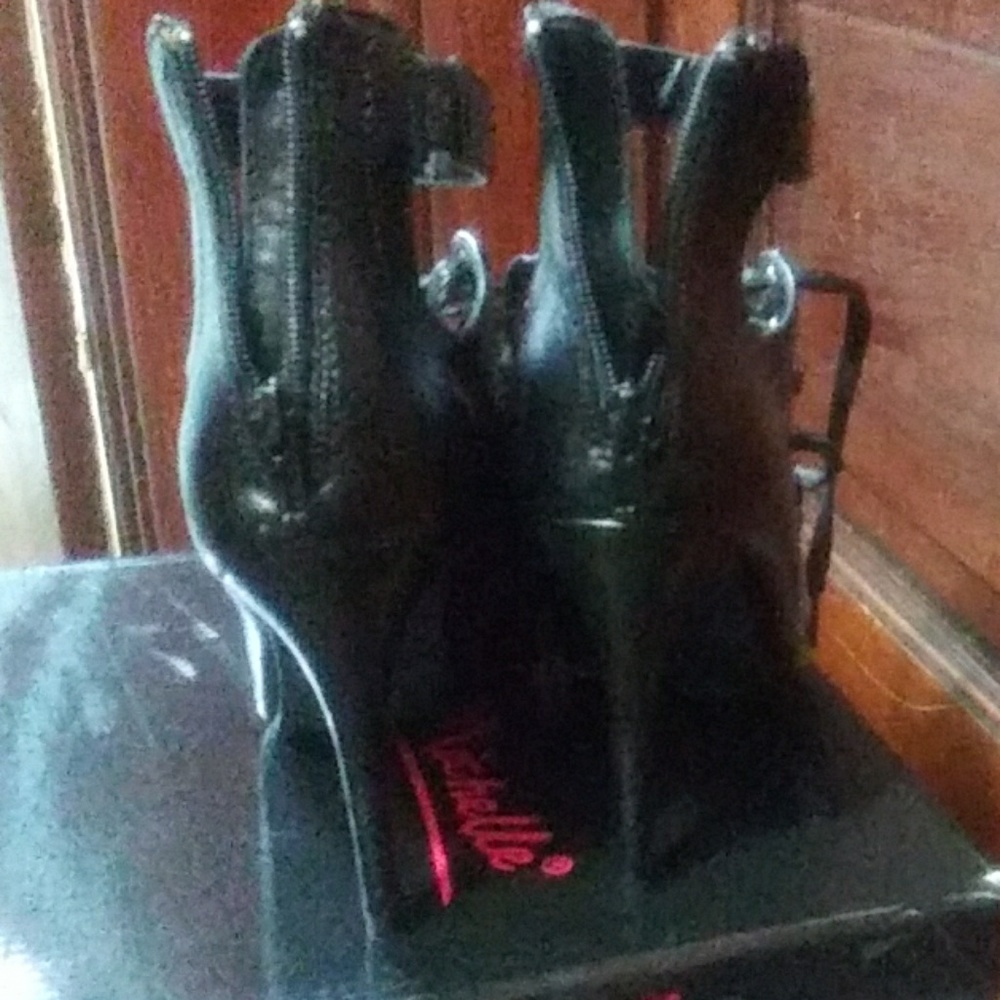 Shoes - Picture 3 of 4